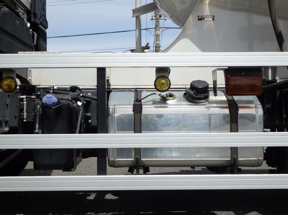 燃料タンクは２００Lです。|いすゞ ギガ 2PG-CYL77CM(6x2)の写真21