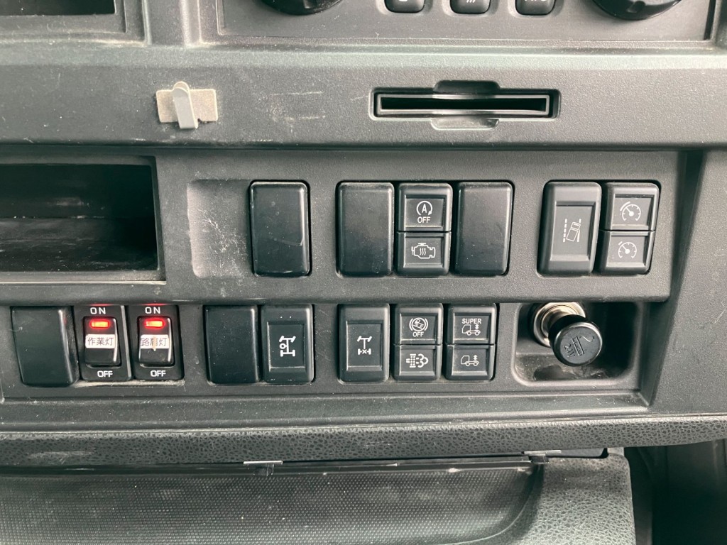 スイッチ類です。デフロック付きです|いすゞ ギガ 2PG-CYL77CM(6x2)の写真23