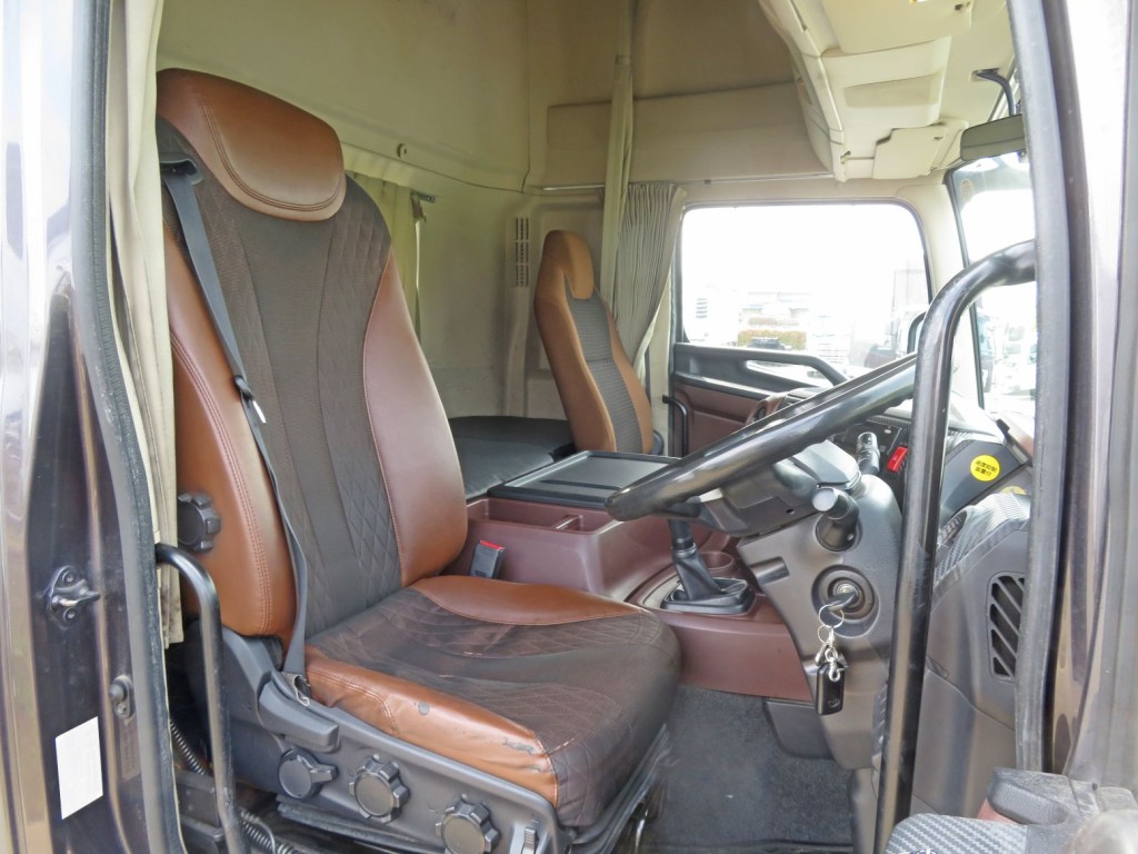 ハイルーフキャビンです。(運転席座面にヘタリ・破れがあります)|日野 プロフィア 2DG-SH1EDGGの写真6
