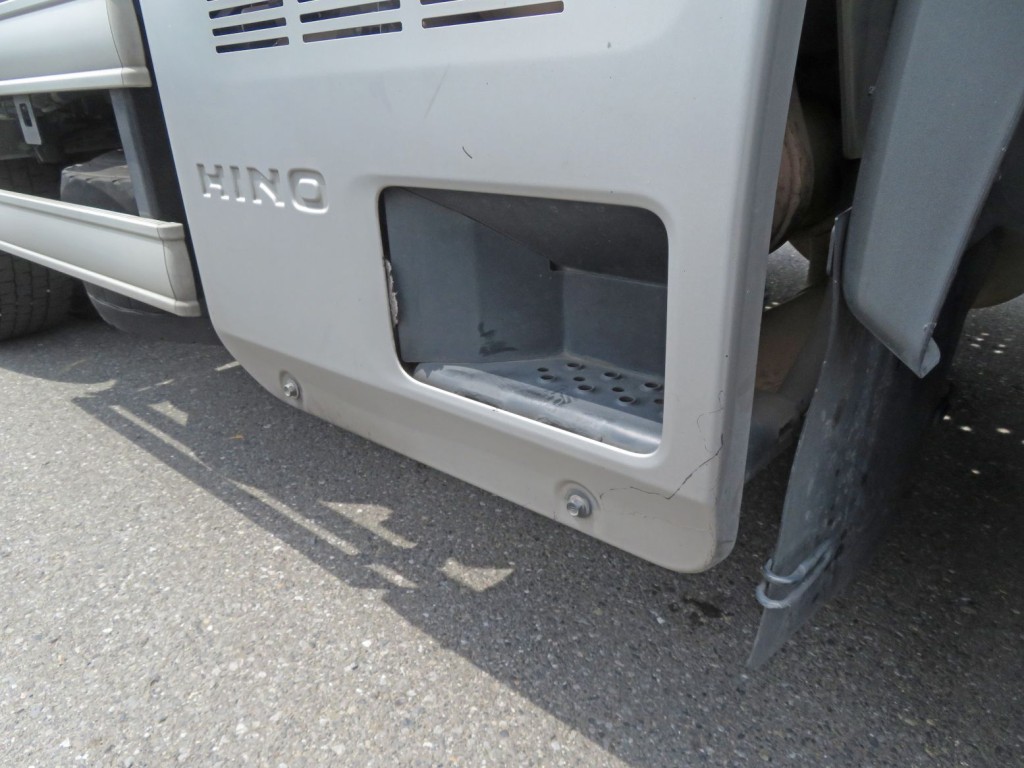 マフラーカバー下部に線キズがあります。|日野 プロフィア 2DG-SH1EDGGの写真34