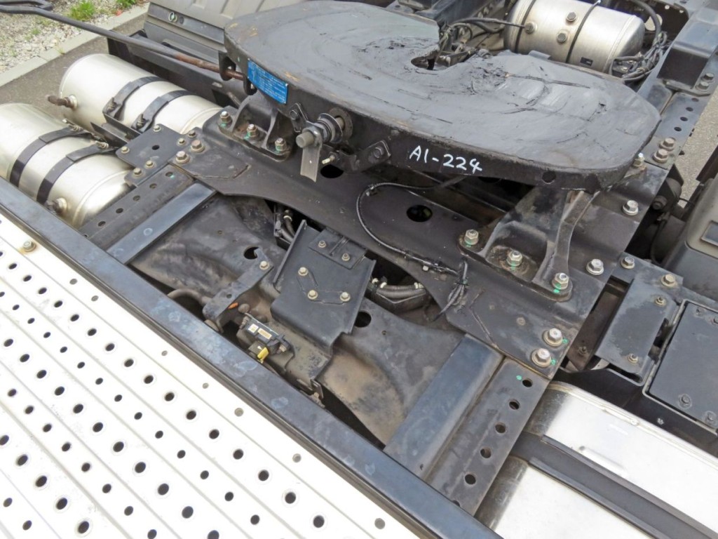 カプラ周りに軽いサビがあります。|日野 プロフィア 2DG-SH1EDGGの写真37