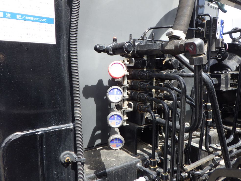 上物の操作レバーです。|日野 レンジャー 2KG-GK2ABAの写真12