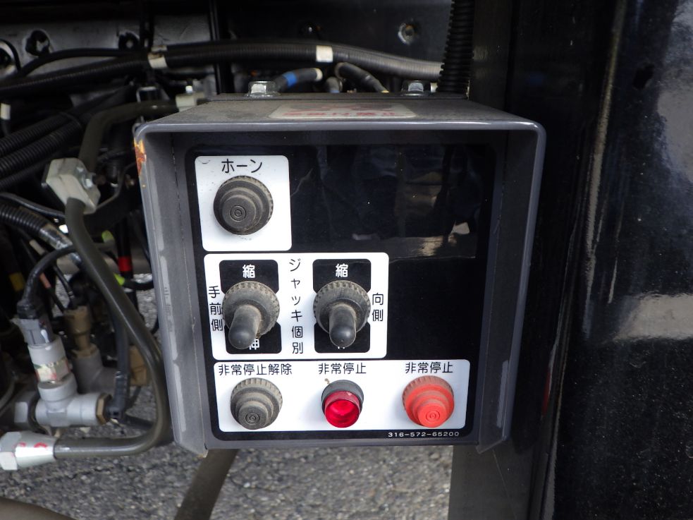 アウトリガーの操作スイッチです。|日野 レンジャー 2KG-GK2ABAの写真13