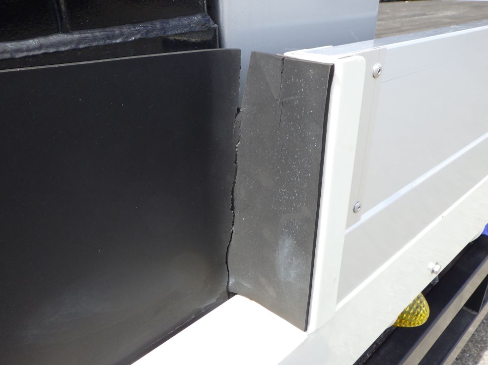 ボディー前方の左右のゴムに切れがあります。|日野 レンジャー 2KG-GK2ABAの写真18