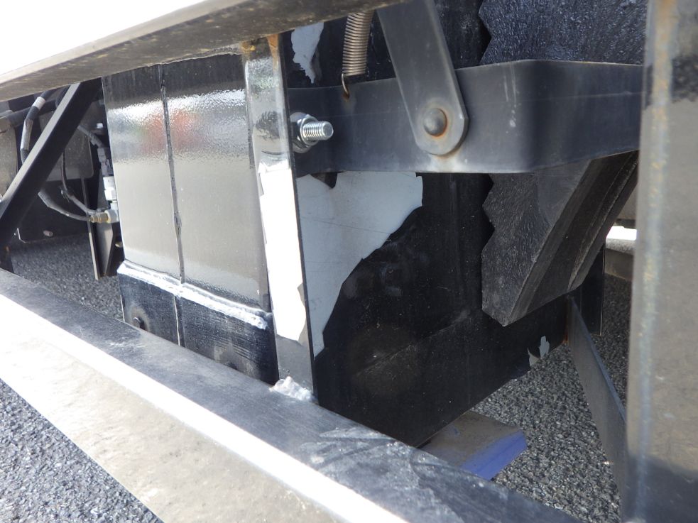 輪止め周りに塗装の剝がれがあります。|日野 レンジャー 2KG-GK2ABAの写真23