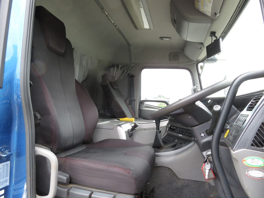 運転席座面にヘタリがあります。|UDトラックス クオン 2PG-CW5ELの写真6