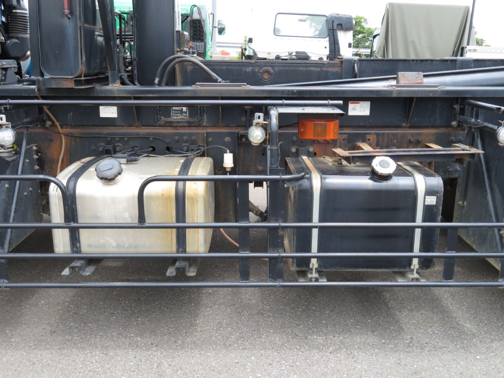燃料タンクは200Lが2つ付いています。(サブタンクがメインタンクより取付け位置が低くなっています)|UDトラックス クオン 2PG-CW5ELの写真18