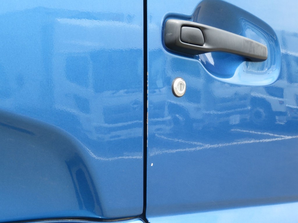 運転席ドアの端に細かいキズがあります。|UDトラックス クオン 2PG-CW5ELの写真29