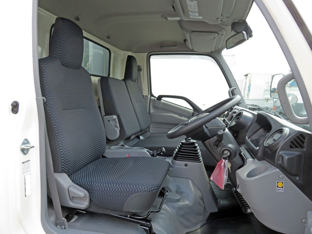 乗車定員は3名です。|日野 デュトロ 2KG-XZU722M(2WD)の写真6
