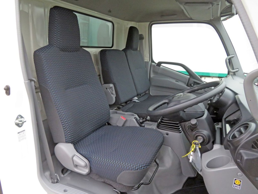 乗車定員は3名です。|日野 デュトロ 2KG-XZU722M(2WD)の写真6