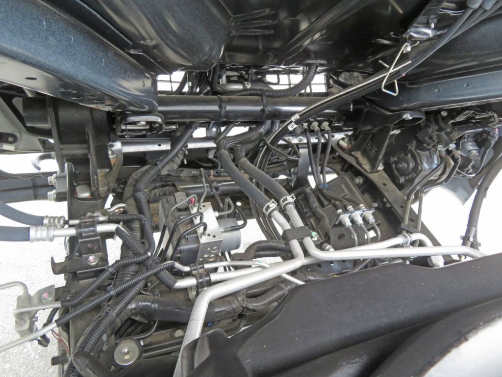 キャブ下に少し置きサビがあります。|日野 デュトロ 2KG-XZU722M(2WD)の写真12
