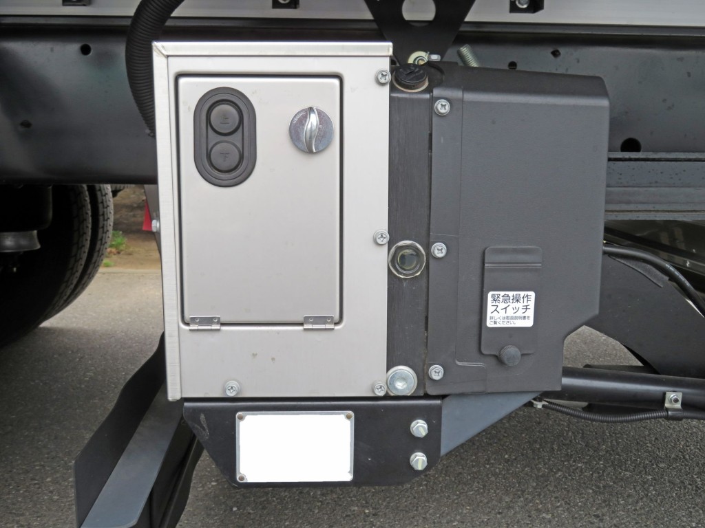 ゲートの操作スイッチです。|日野 レンジャー 2PG-FD2ABG(2WD)の写真12