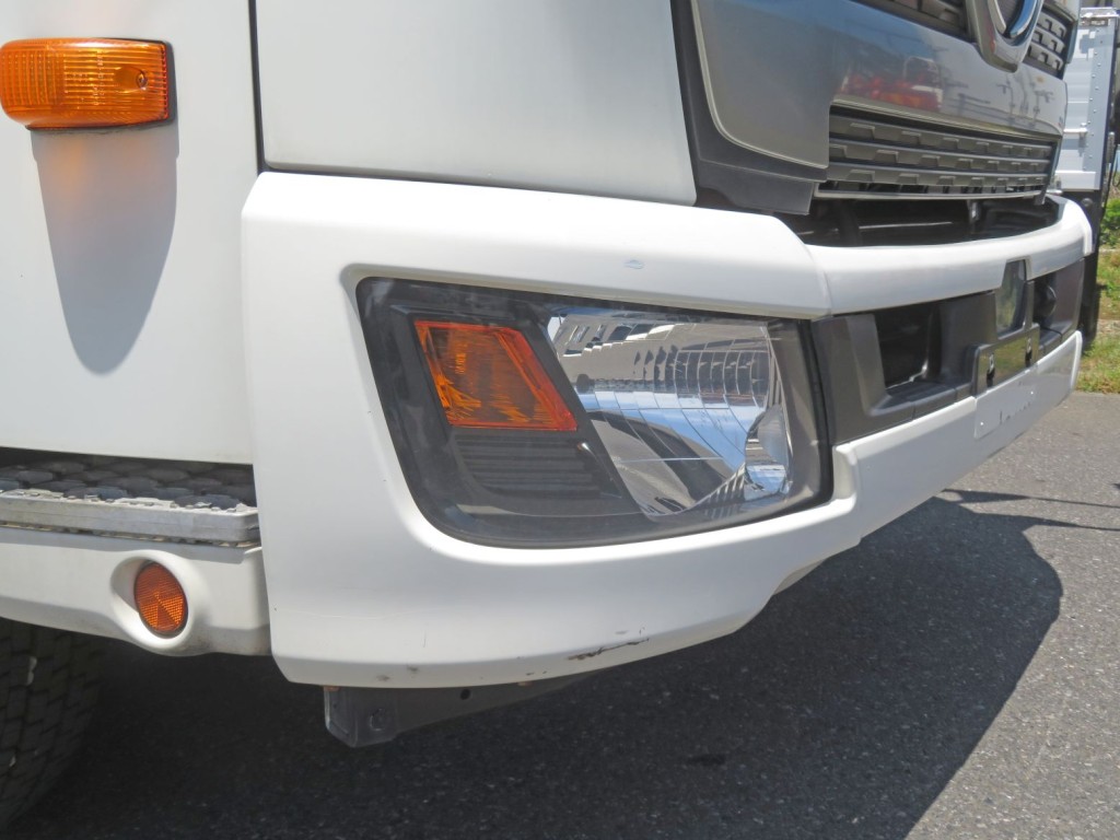 フロントバンパー下部にキズがあります。|日野 レンジャー 2KG-FD2ABA(2WD)の写真23