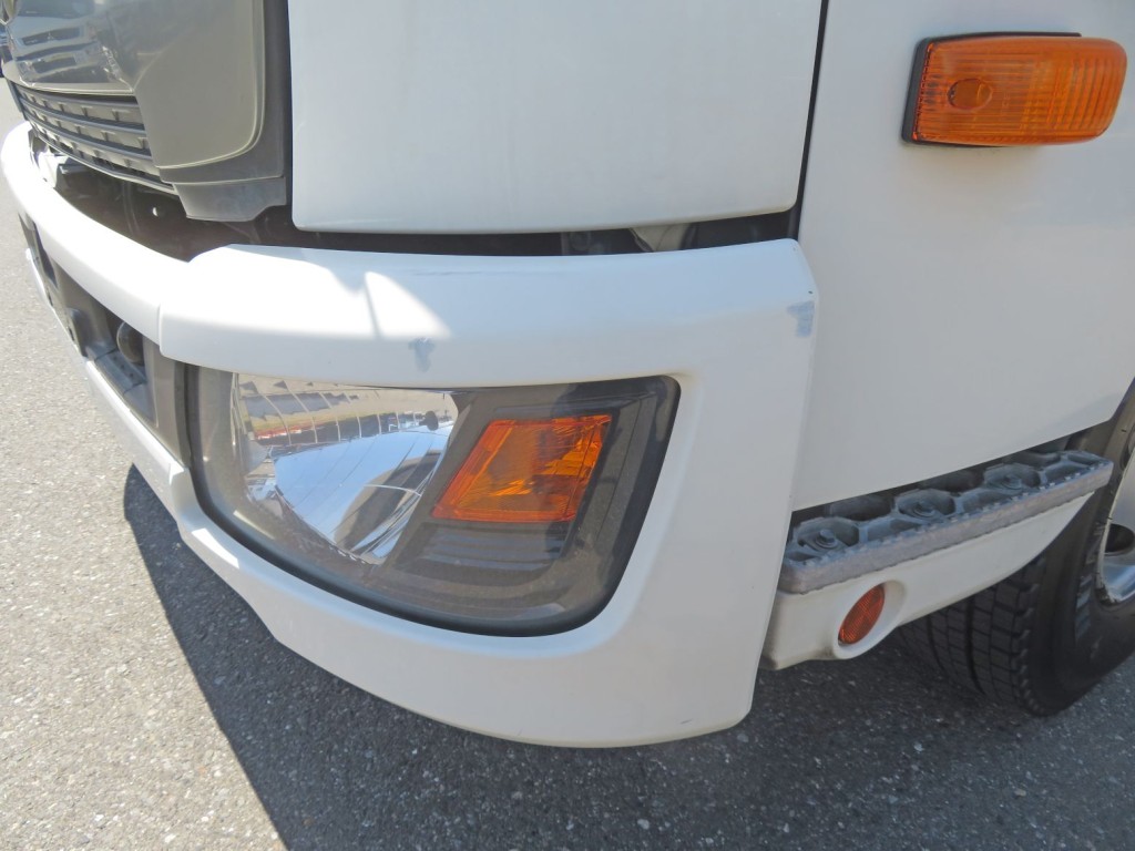 フロントバンパーキズ・塗跡があります。|日野 レンジャー 2KG-FD2ABA(2WD)の写真24