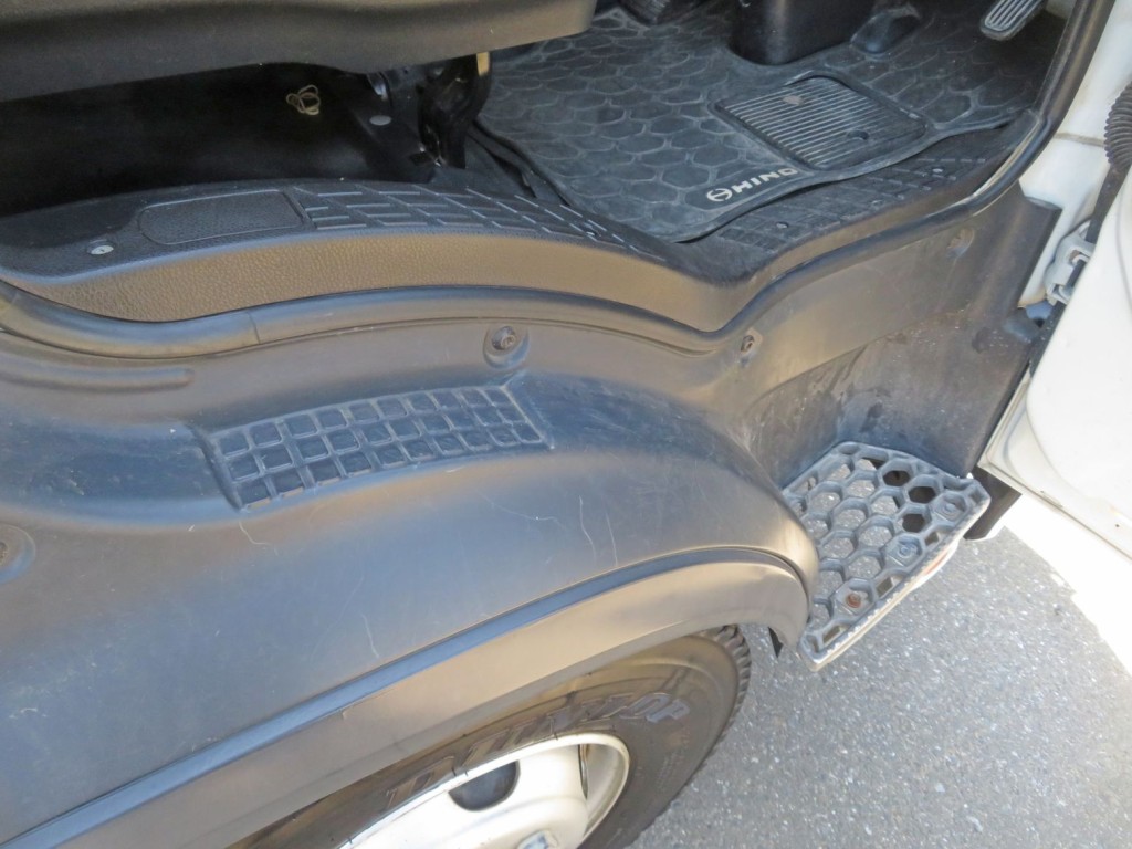 運転席側乗り口に細かいキズがあります。|日野 レンジャー 2KG-FD2ABA(2WD)の写真28