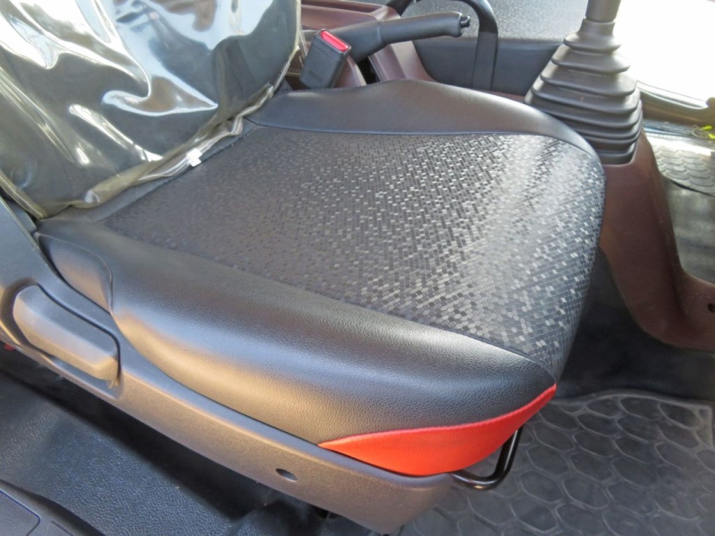 運転席座面の状態です。(座面のビニールが欠品しています)|日野 レンジャー 2KG-FD2ABA(2WD)の写真29
