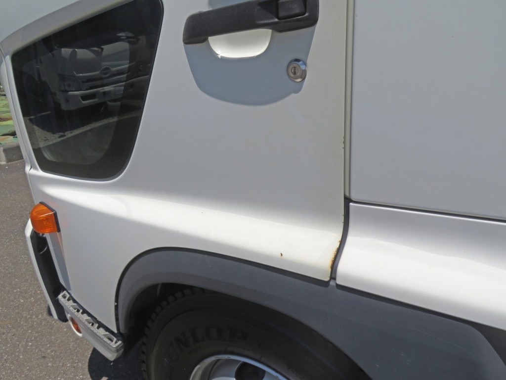 助手席側ドアに色ああせ・細かいキズがあります。|日野 レンジャー 2KG-FD2ABA(2WD)の写真31