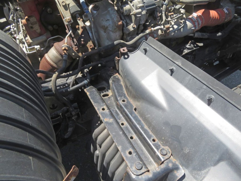 フロントフェンダーのステーにサビがあります。|日野 レンジャー 2KG-FD2ABA(2WD)の写真34
