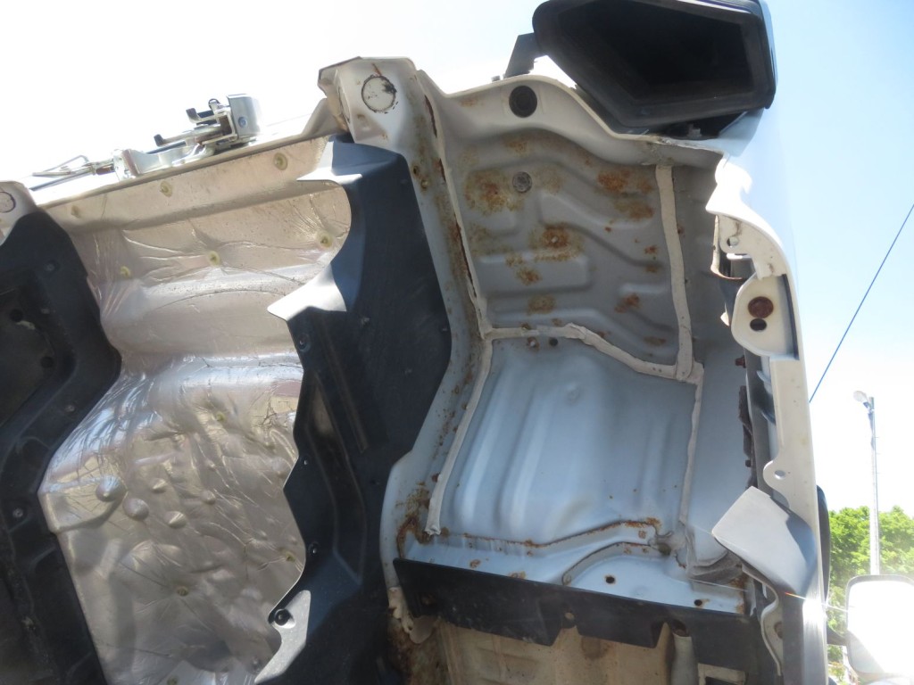キャブ下にサビがあります。|日野 レンジャー 2KG-FD2ABA(2WD)の写真35