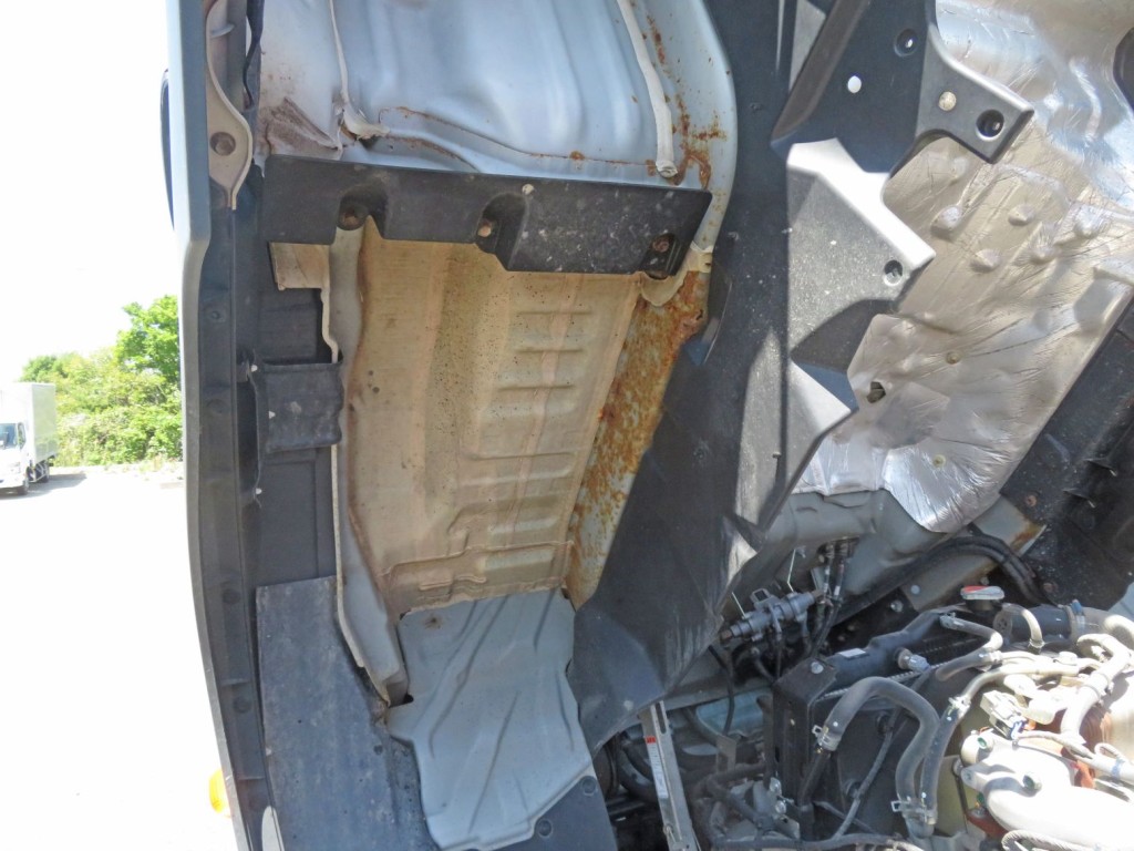 キャブ下にサビがあります。|日野 レンジャー 2KG-FD2ABA(2WD)の写真39