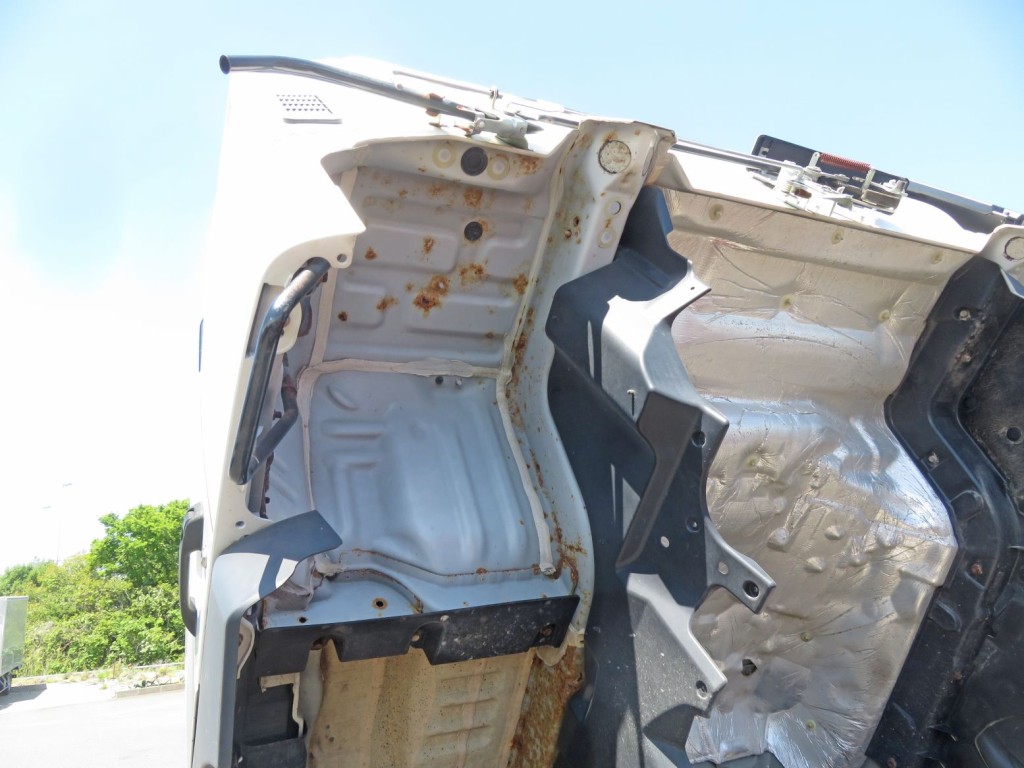 キャブ下にサビがあります。|日野 レンジャー 2KG-FD2ABA(2WD)の写真40