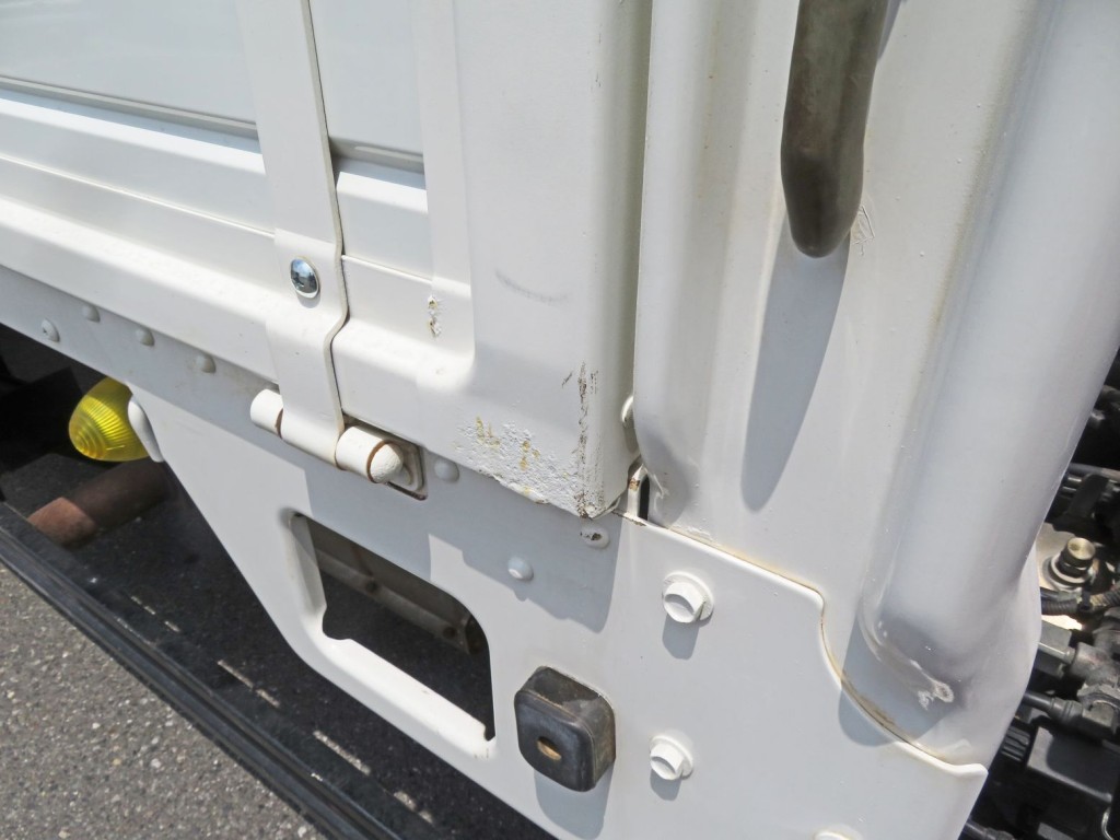 あおり下部に表面腐食跡があります。|日野 レンジャー 2KG-FD2ABA(2WD)の写真46