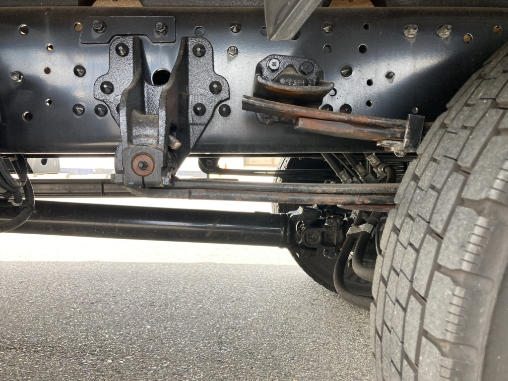 シャーシとスプリングの状態です。|三菱 ファイター 2KG-FK62F(2WD)の写真5