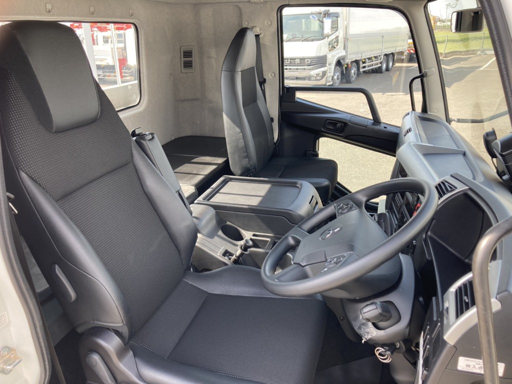 車内です。|三菱 ファイター 2KG-FK62F(2WD)の写真11