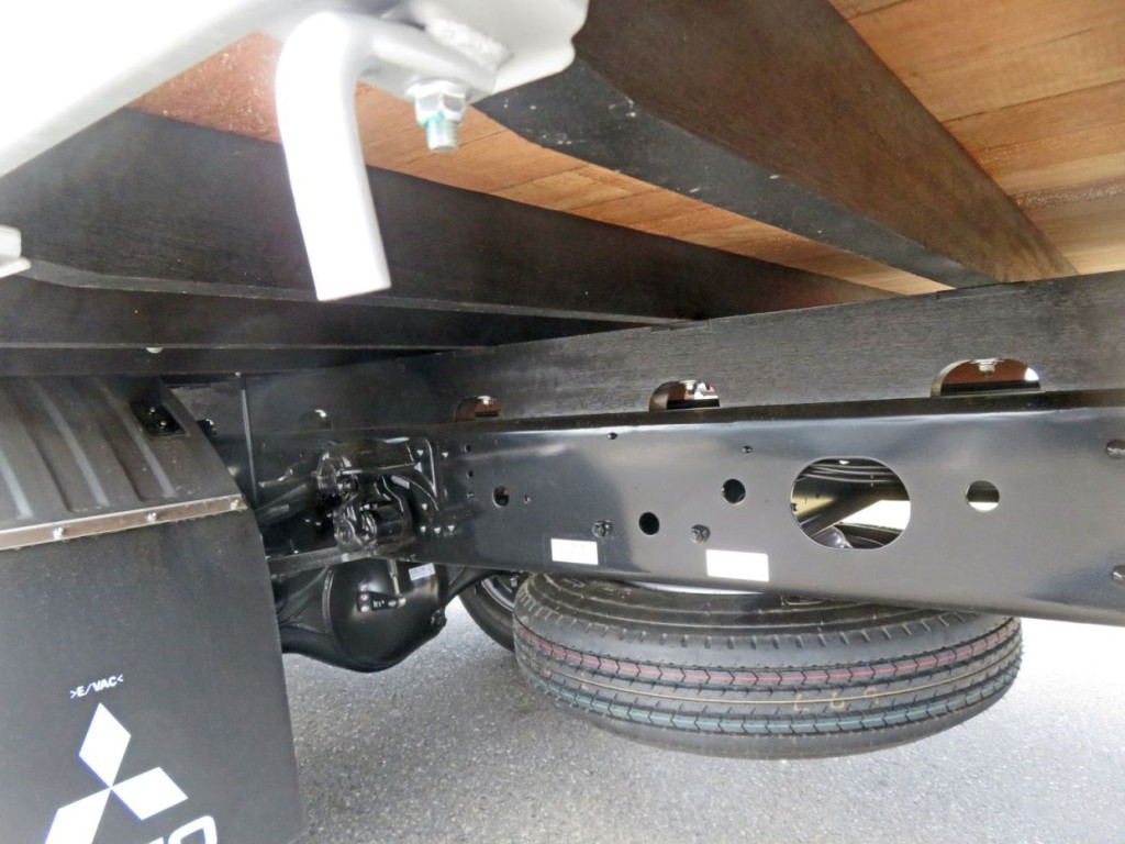 シャーシとネタの状態です。(縦ネタ・横ネタは木製です)|三菱 ファイター 2KG-FK62F(2WD)の写真5
