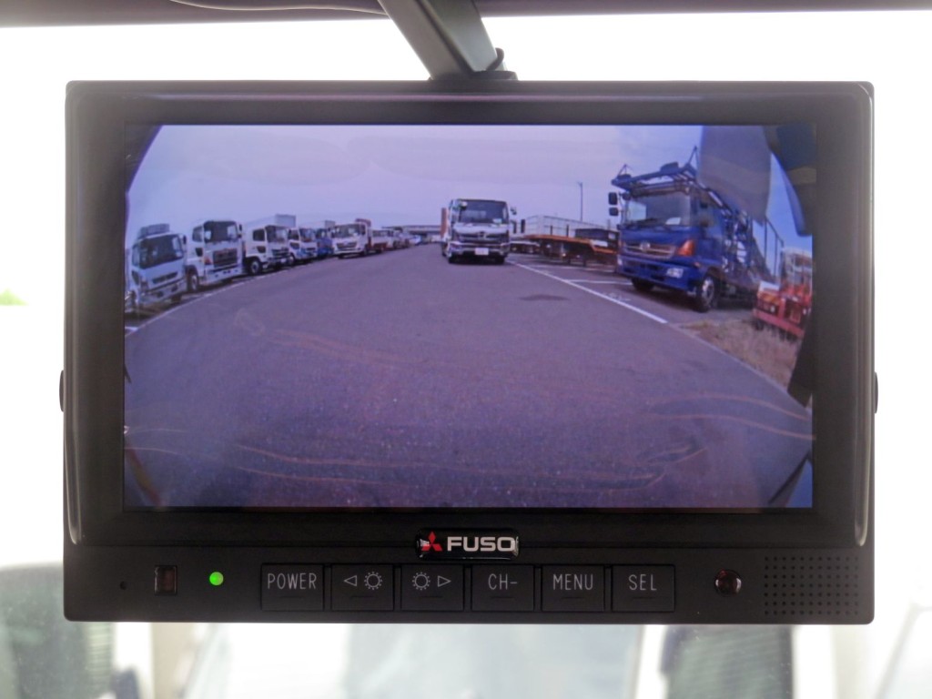 液晶バックモニター付きです。|三菱 ファイター 2KG-FK62F(2WD)の写真12