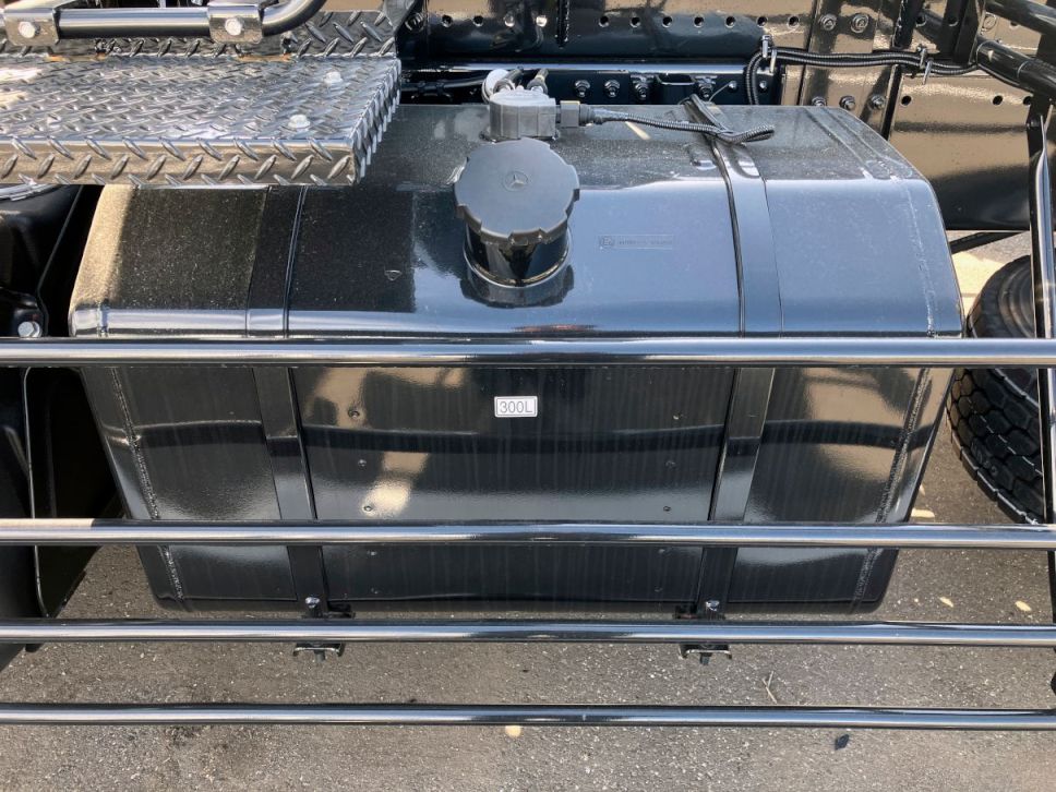 燃料タンクは300Lです。|三菱 スーパーグレート 2KG-FV80VYPの写真20