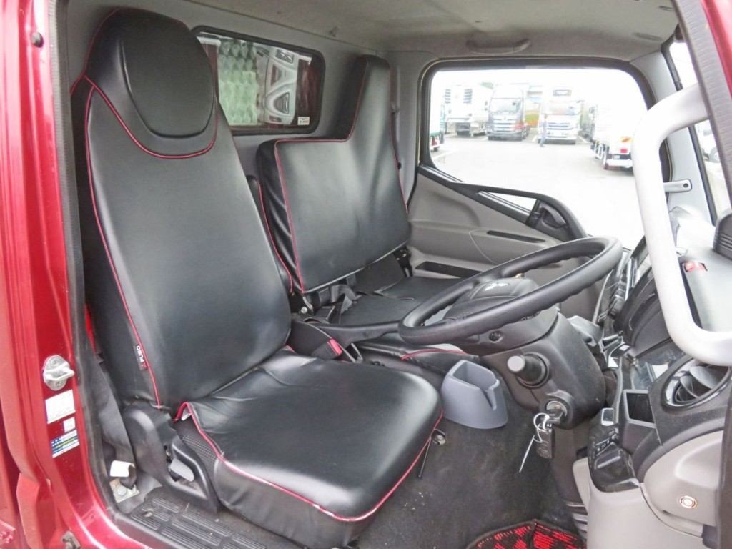 乗車定員は3名です。|三菱 キャンター TPG-FBA50(2WD)の写真6