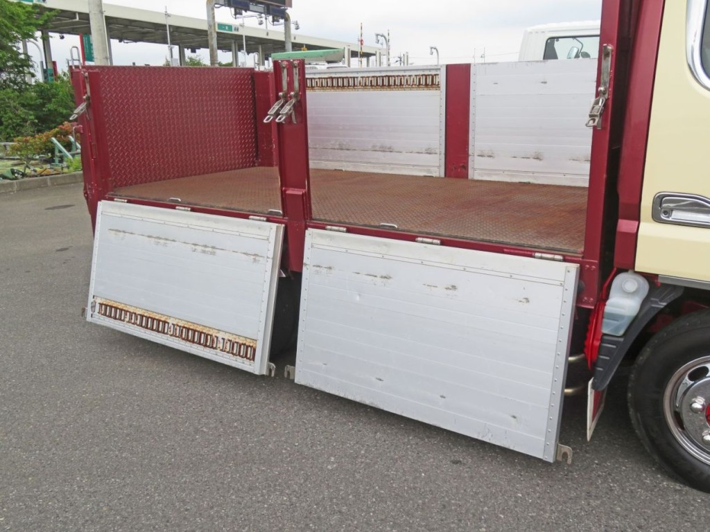 荷台の中柱は差し込み式です。(後方あおりにラッシングレールが付いています)|三菱 キャンター TPG-FBA50(2WD)の写真12