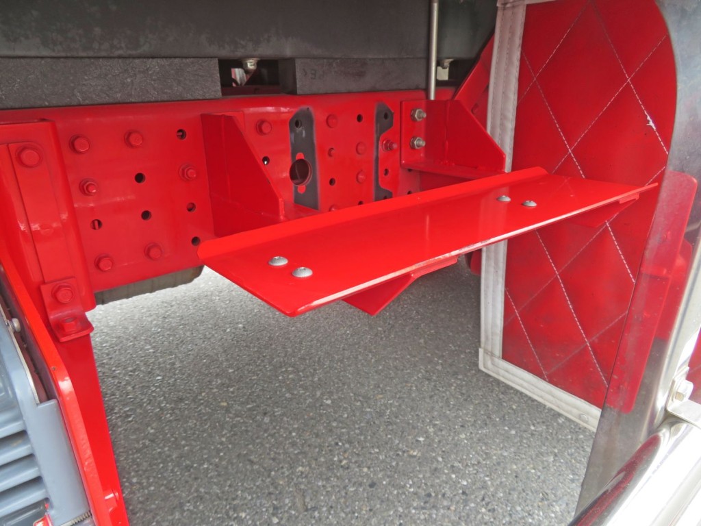 ステーの取り外し跡があります。(2カ所下地が黒色です)|三菱 キャンター TPG-FBA50(2WD)の写真13