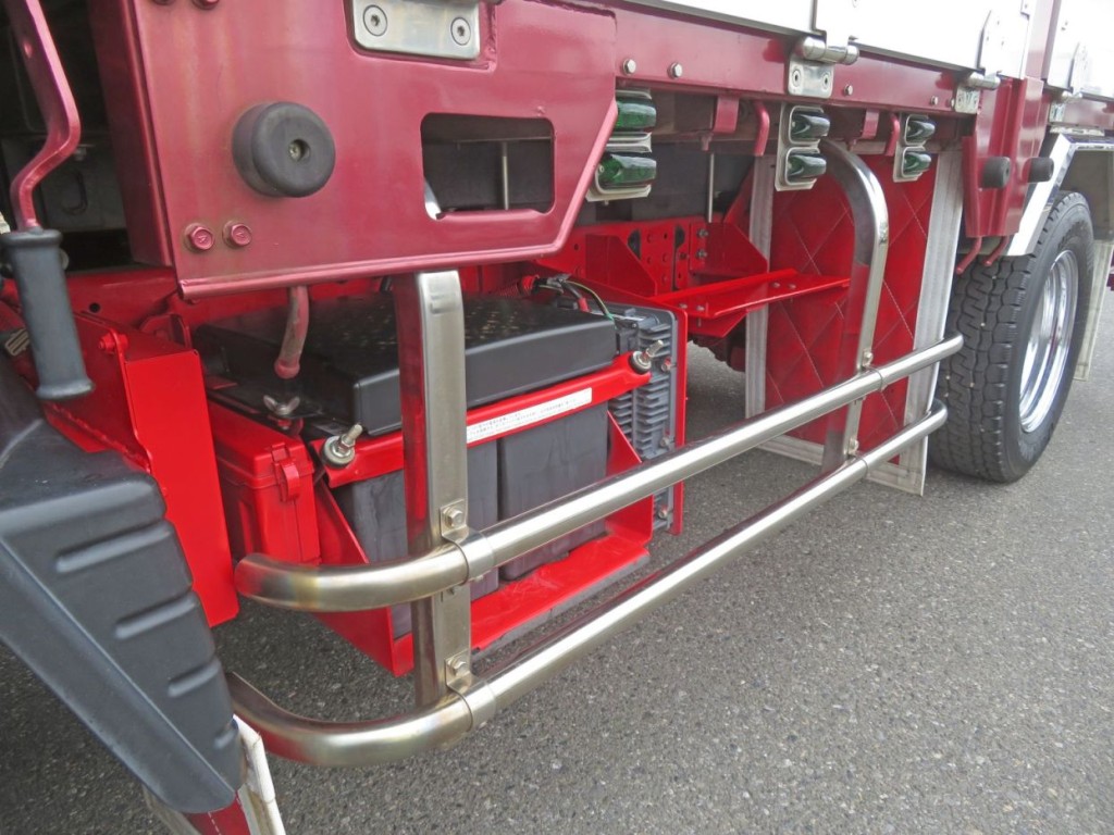サイドバンパー・サイドバンパーステーはステンレス製です。|三菱 キャンター TPG-FBA50(2WD)の写真19