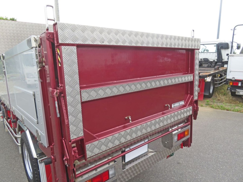 ゲート裏面にアルミの縞板が張ってあります。|三菱 キャンター TPG-FBA50(2WD)の写真23