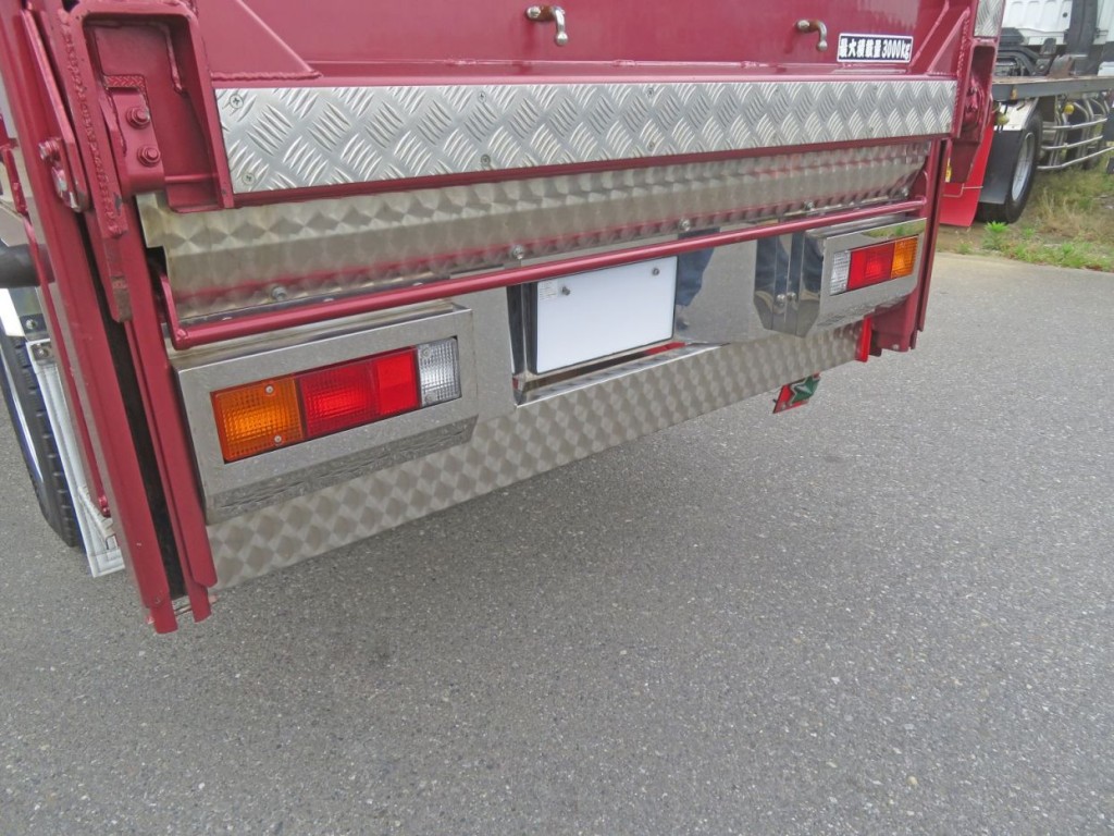 後方周りにウロコステンレスが使われています。|三菱 キャンター TPG-FBA50(2WD)の写真24