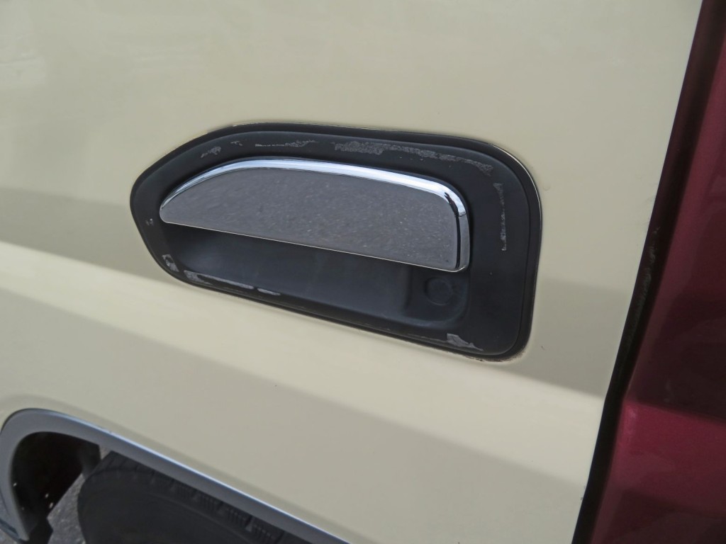 助手席側ドアの取っ手のメッキカバーが欠品しています。|三菱 キャンター TPG-FBA50(2WD)の写真32