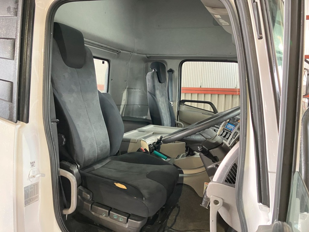 乗車定員は2名です。|UDトラックス クオン QKG-GK6XAB(2WD)の写真5