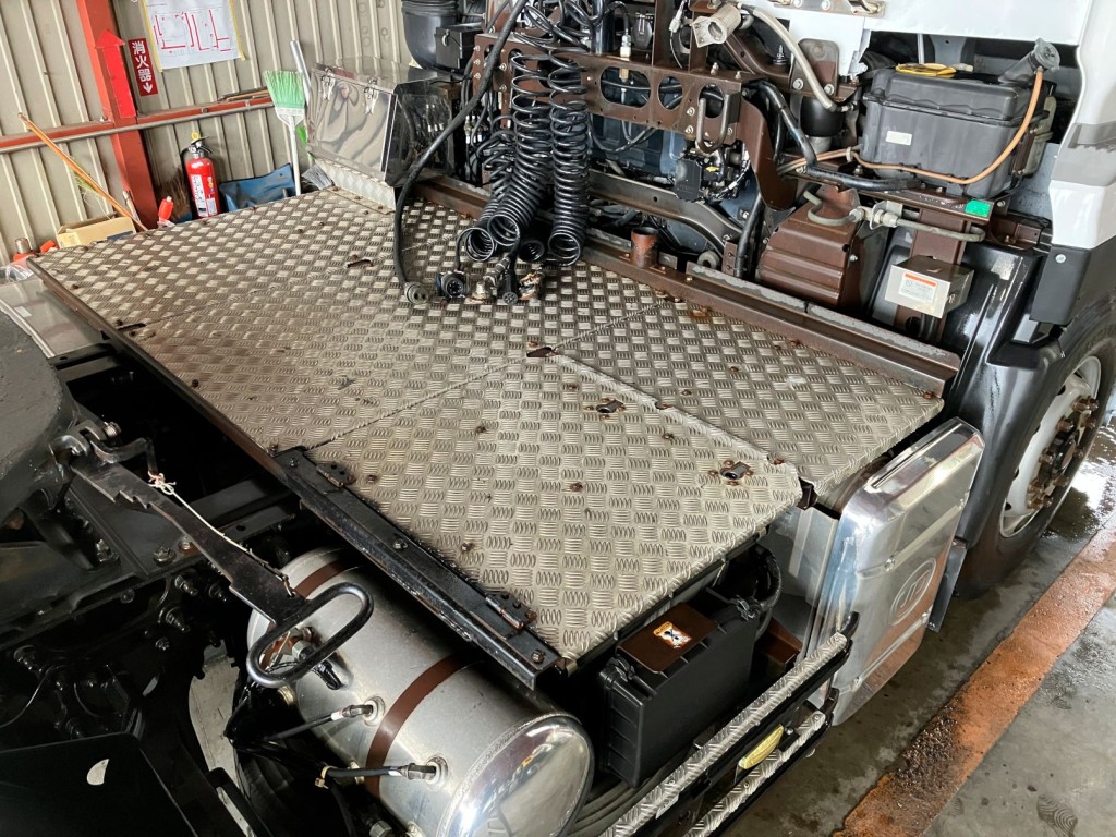 踊り場はアルミ縞板です。|UDトラックス クオン QKG-GK6XAB(2WD)の写真11