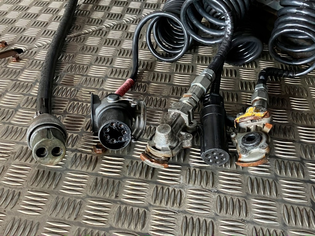 接続コネクター類です。|UDトラックス クオン QKG-GK6XAB(2WD)の写真12
