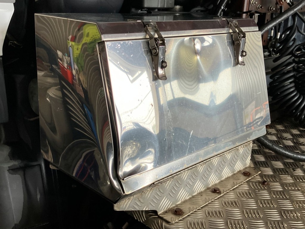工具箱はステンレス製です。キズ凹みがあります|UDトラックス クオン QKG-GK6XAB(2WD)の写真14