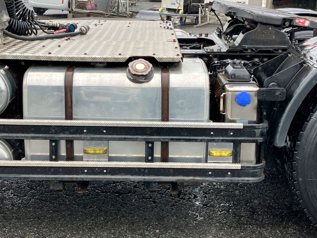 燃料タンクは400L・アルミ製です。|UDトラックス クオン QKG-GK6XAB(2WD)の写真17