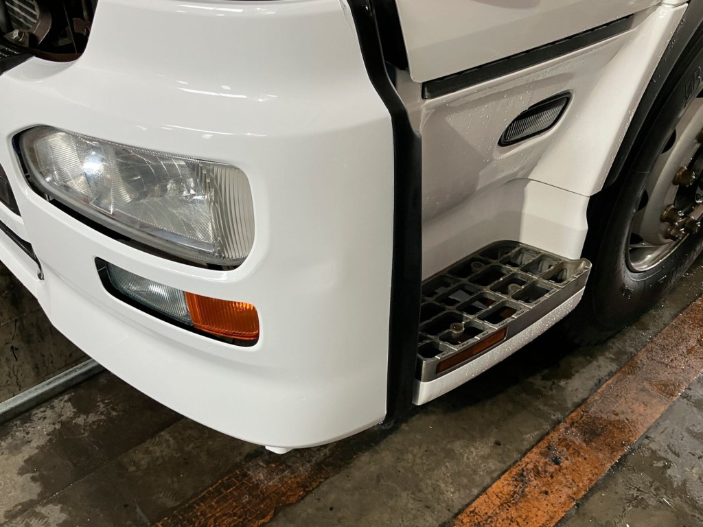 助手席側フロントバンパーに凹みがあります。|UDトラックス クオン QKG-GK6XAB(2WD)の写真26