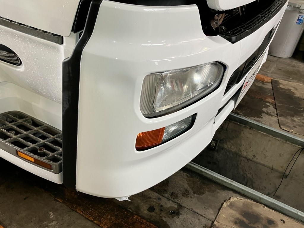運転席側フロントバンパーに凹みがあります。|UDトラックス クオン QKG-GK6XAB(2WD)の写真28