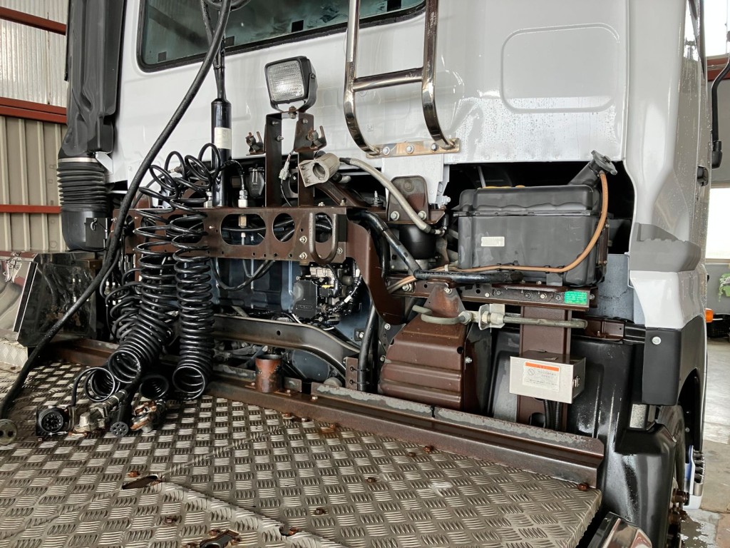キャブブリッジ周りにサビがあります。|UDトラックス クオン QKG-GK6XAB(2WD)の写真32