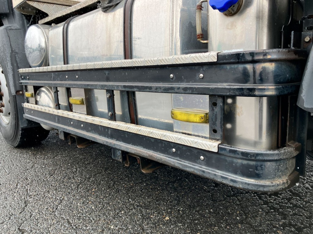 助手席側サイドバンパーに少しサビがあります。|UDトラックス クオン QKG-GK6XAB(2WD)の写真34