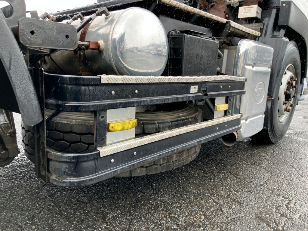 運転席側サイドバンパーに曲がり・少しサビがあります。|UDトラックス クオン QKG-GK6XAB(2WD)の写真35