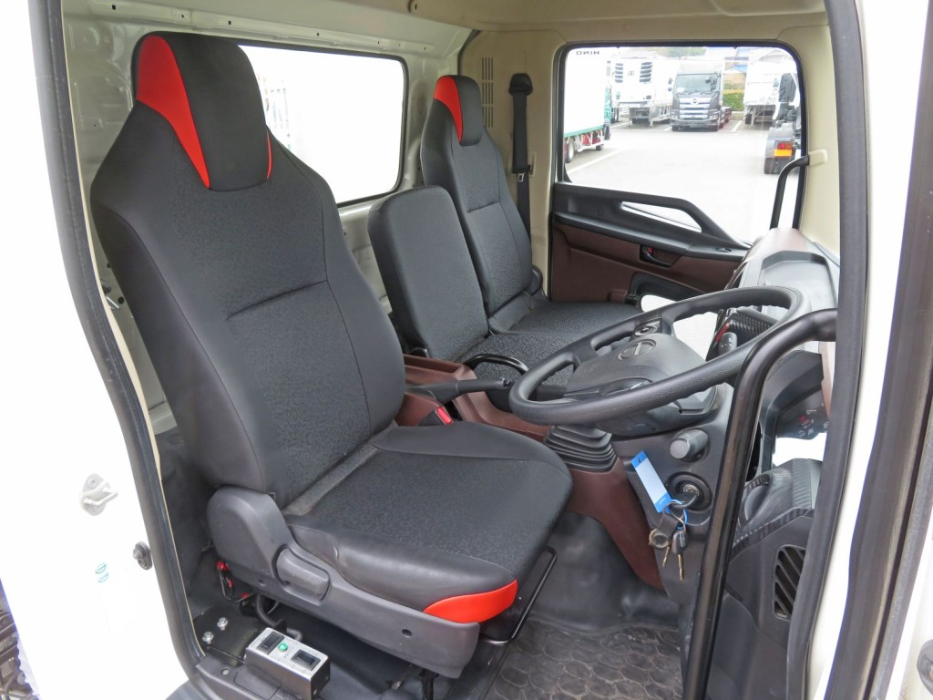 乗車定員は3名です。|日野 レンジャー 2KG-FC2ABA(2WD)の写真8