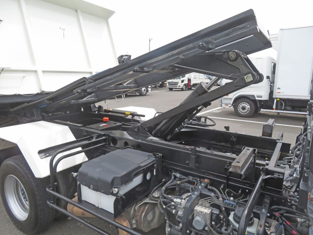 シャーシ周辺に軽いサビがあります。|日野 レンジャー 2KG-FC2ABA(2WD)の写真18